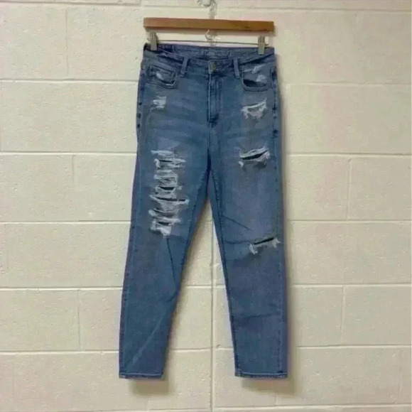 ⭐️ American eagle light wash distressed mom jeans in size 4 - Picture 1 of 7